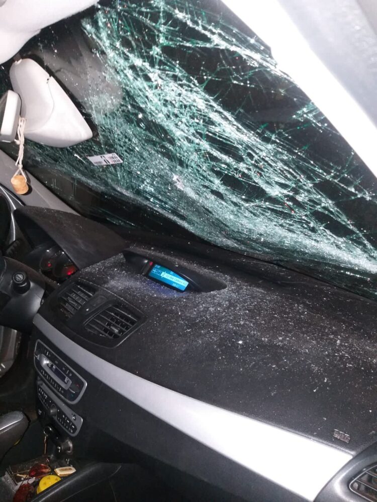 “Chama a polícia”: Irritado, homem quebra carro estacionado em frente à garagem e deixa bilhete