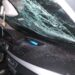 “Chama a polícia”: Irritado, homem quebra carro estacionado em frente à garagem e deixa bilhete