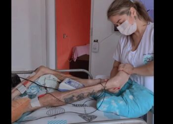 Fisioterapeutas abraçam causa de Airton e na 6ª sessão já veem progresso: “Aperto de mão”