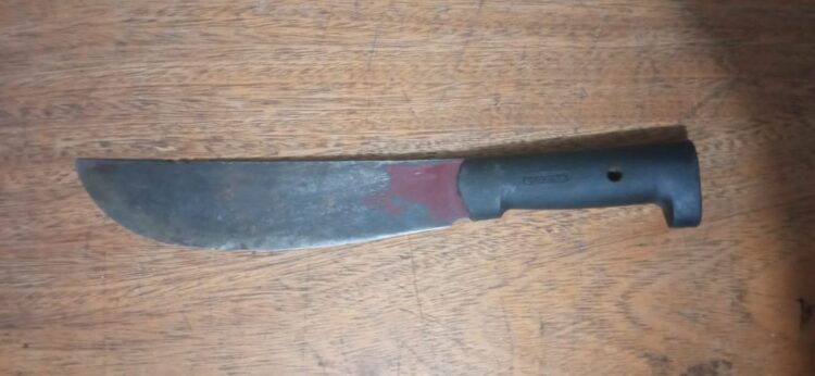 Por ciúmes, marido bate na mulher, esfaqueia homem e é preso sem ela denunciar