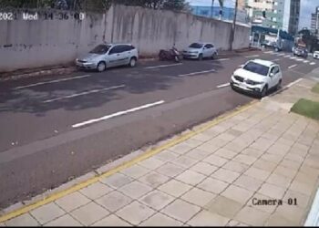 Vídeo mostra que condutor de caminhonete invadiu preferencial em colisão que feriu jornalista