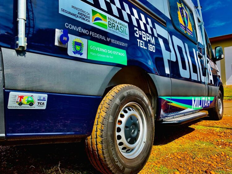 Mulher esfaqueia homem por ciúmes e espera polícia chegar ao lado da poça de sangue