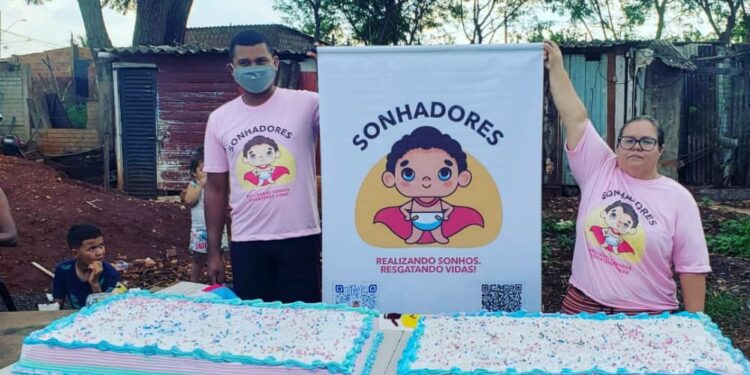 Ong Sonhadores reúne mais de 600 crianças com bolo de 2,5 metros em comunidade carente
