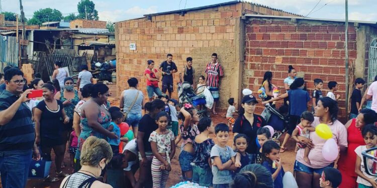 Ong Sonhadores reúne mais de 600 crianças com bolo de 2,5 metros em comunidade carente