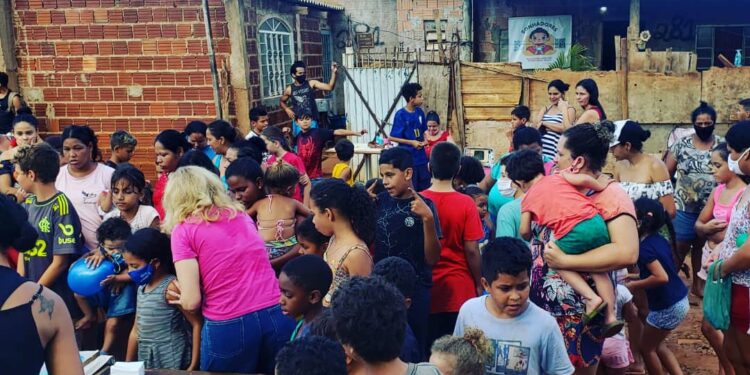 Ong Sonhadores reúne mais de 600 crianças com bolo de 2,5 metros em comunidade carente