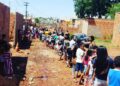 Ong Sonhadores reúne mais de 600 crianças com bolo de 2,5 metros em comunidade carente