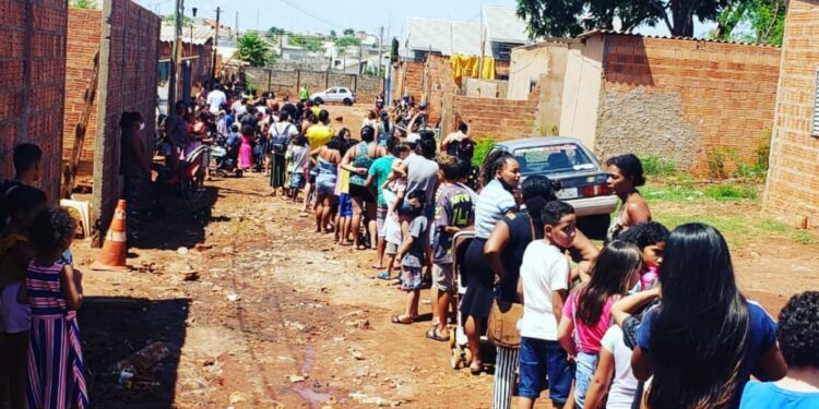 Ong Sonhadores reúne mais de 600 crianças com bolo de 2,5 metros em comunidade carente
