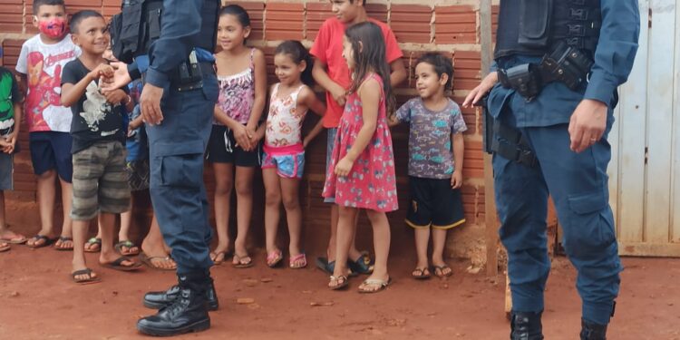 Ong Sonhadores reúne mais de 600 crianças com bolo de 2,5 metros em comunidade carente