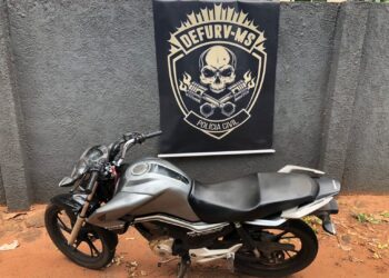 Polícia recupera moto que ladrão rendeu dona e filha dentro de casa para roubar na Capital