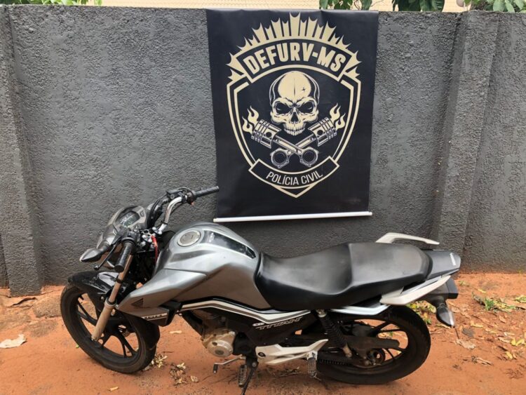 Polícia recupera moto que ladrão rendeu dona e filha dentro de casa para roubar na Capital