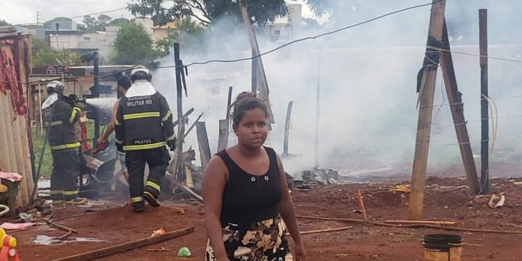 Casal briga e acaba botando fogo em barraco na Comunidade Bosque da Saúde na Capital