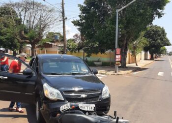 Semáforo estragado provoca acidente em carro e moto na Avenida das Bandeiras