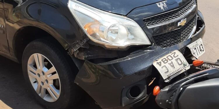 Semáforo estragado provoca acidente em carro e moto na Avenida das Bandeiras