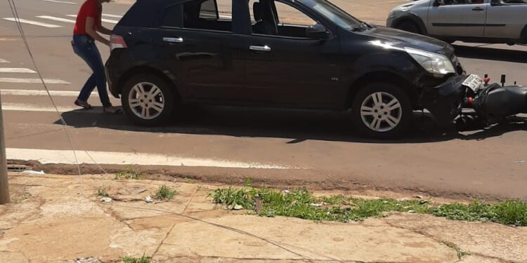 Semáforo estragado provoca acidente em carro e moto na Avenida das Bandeiras