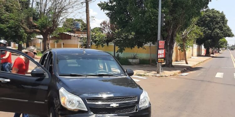 Semáforo estragado provoca acidente em carro e moto na Avenida das Bandeiras