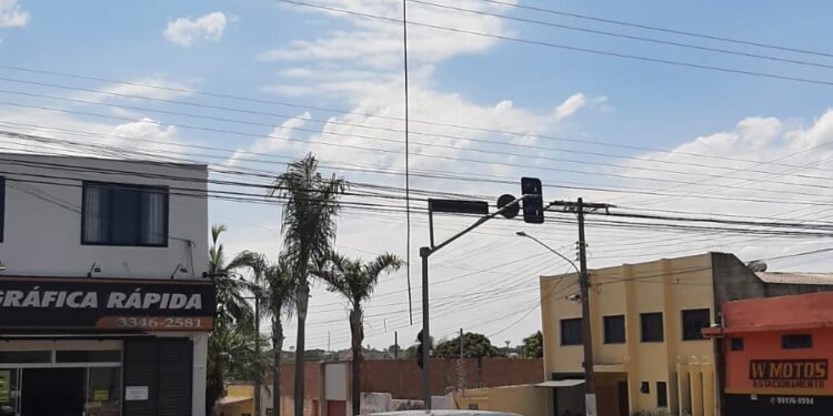 Semáforo estragado provoca acidente em carro e moto na Avenida das Bandeiras