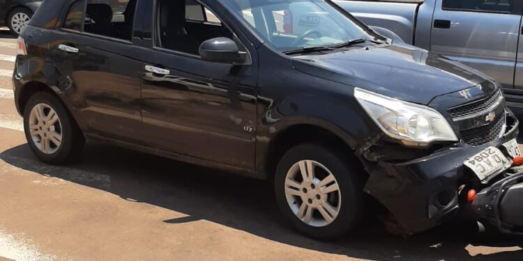 Semáforo estragado provoca acidente em carro e moto na Avenida das Bandeiras