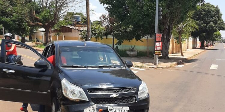 Semáforo estragado provoca acidente em carro e moto na Avenida das Bandeiras