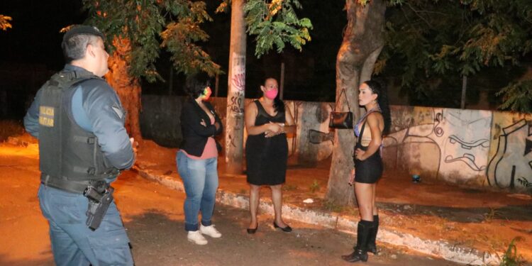 Prefeitura promove blitz para dar mais segurança e dicas de saúde à profissionais da noite na Capital