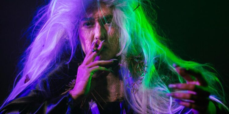 História da “Bruxa da Sapolândia” vira rock pesado com clipe a ser lançado no Halloween