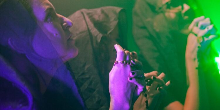 História da “Bruxa da Sapolândia” vira rock pesado com clipe a ser lançado no Halloween