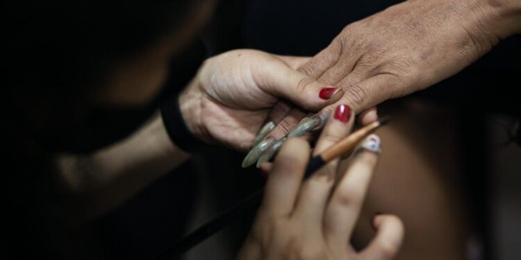 História da “Bruxa da Sapolândia” vira rock pesado com clipe a ser lançado no Halloween