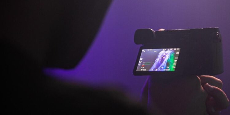 História da “Bruxa da Sapolândia” vira rock pesado com clipe a ser lançado no Halloween