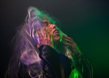 História da “Bruxa da Sapolândia” vira rock pesado com clipe a ser lançado no Halloween
