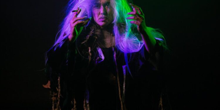 História da “Bruxa da Sapolândia” vira rock pesado com clipe a ser lançado no Halloween