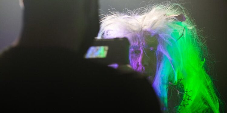 História da “Bruxa da Sapolândia” vira rock pesado com clipe a ser lançado no Halloween