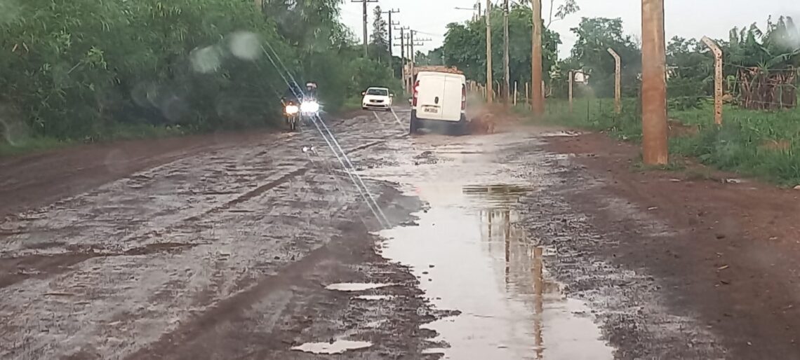 “Rally Caiobá Dakar”: População encontra jeito de chamar atenção para rua intransitável na Capital