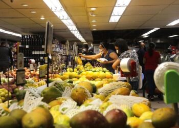 Consumo nos lares brasileiros registra quinta queda mensal no ano