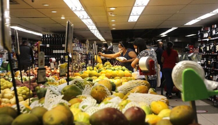 Consumo nos lares brasileiros registra quinta queda mensal no ano