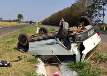 Motorista sai ileso em capotamento na MS 134, após colisão entre dois veículos