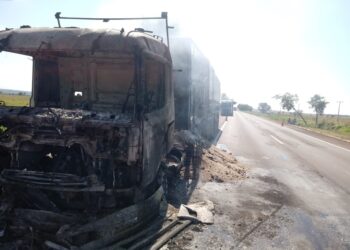 Carreta bitrem pega fogo e bombeiros são acionados para o combate na BR-267