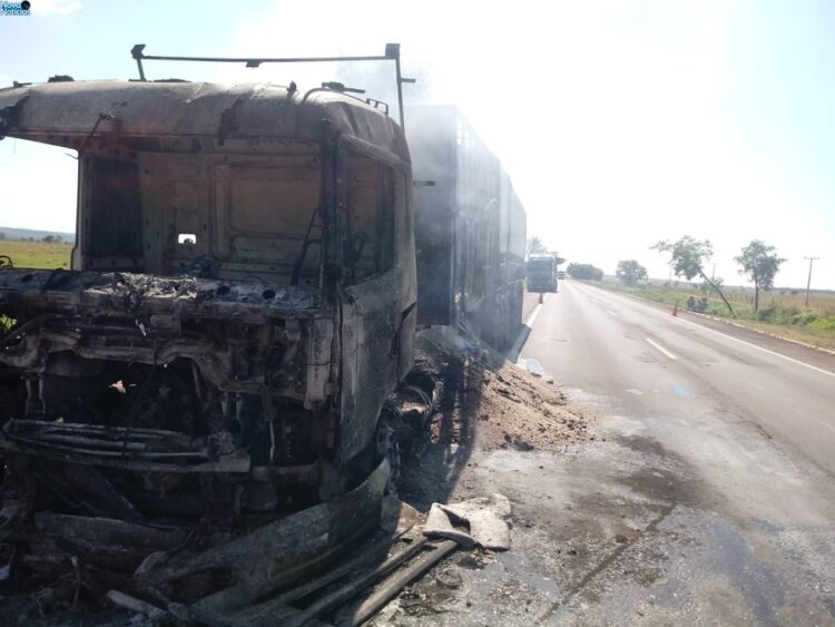 Carreta bitrem pega fogo e bombeiros são acionados para o combate na BR-267