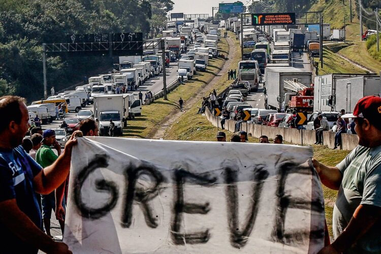 Caminhoneiros dizem que “auxílio-diesel” é “absurdo e confirmam greve no dia 1º de novembro