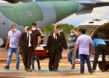 Corpos de vítimas do naufrágio de embarcação chegam em GO sob muita comoção