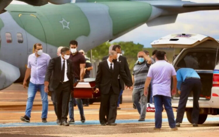 Corpos de vítimas do naufrágio de embarcação chegam em GO sob muita comoção