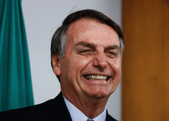 Bolsonaro diz que Covid não fez Brasil “sofrer tanto” na economia