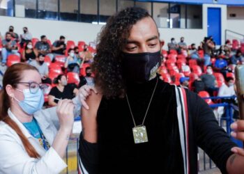 Feriado tem vacinação em mais de 20 locais com aplicação de 1ª, 2ª e 3ª doses contra Covid
