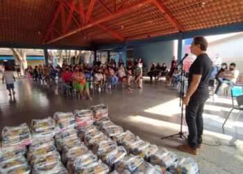 Prefeitura e Famasul fazem entrega de cestas básicas para famílias da região da Vila Nasser