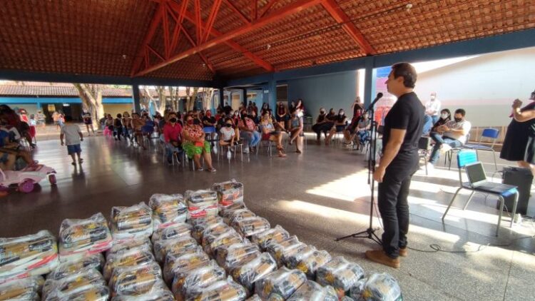 Prefeitura e Famasul fazem entrega de cestas básicas para famílias da região da Vila Nasser