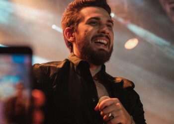 Emocionado, cantor Gustavo Mioto volta aos palcos em cruzeiro temático