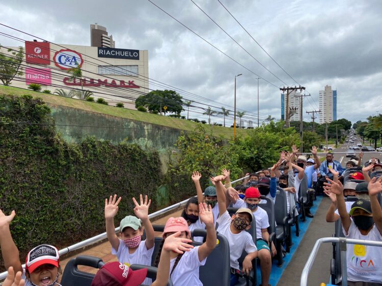 Crianças carentes participam de sessão de cinema pela primeira vez na Capital