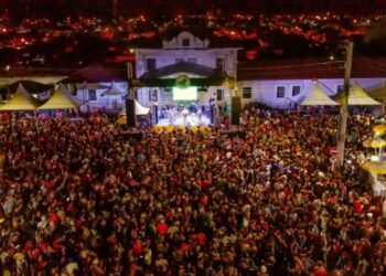 Festa na reeleição, contra o Carnaval 2022: Marquinhos deixa ambulantes e foliões confusos