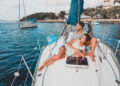 Casal compartilha vida em alto-mar a bordo de veleiro