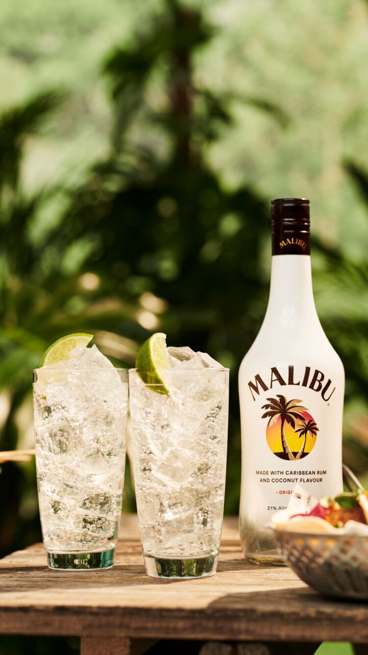 Aprenda aqui a fazer um drink “Mix Malibu” para curtir o próximo feriado