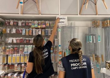 Procon autua loja com produtos vencidos e propaganda enganosa na black friday
