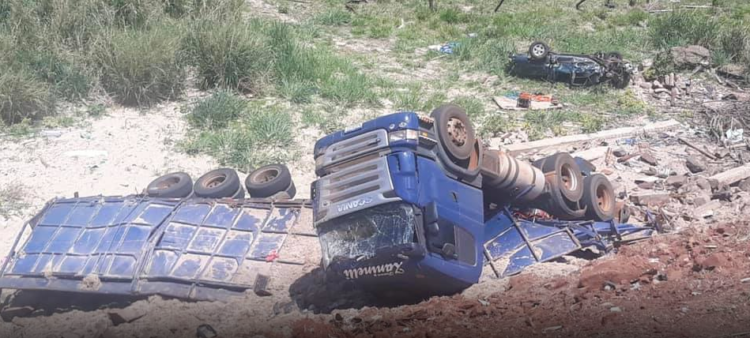 Colisão frontal entre carreta e S-10 mata idosa e deixa 5 feridos na Serra de Maracaju